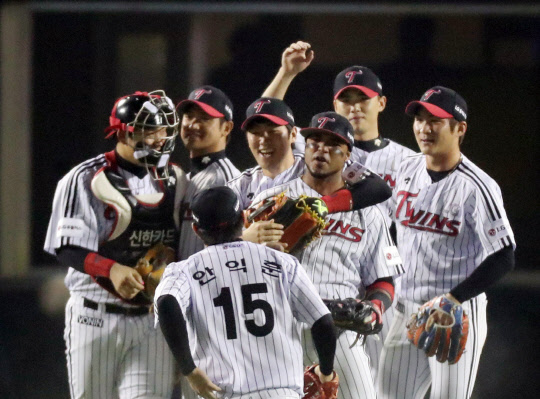 17일 오후 서울 잠실야구장에서 열린 2016 프로야구 준플레이오프 4차전 LG 트윈스 대 넥센 히어로즈 경기. LG 선수들이 승리 후 환호하고 있다. 사진=연합뉴스